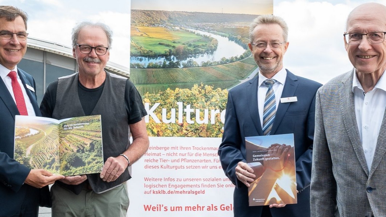 Die Sanierung und den Erhalt von Trockenmauern in den Steillagen unterstützt die KSK seit vielen Jahren (von links): KSK-Vorstandsmitglied Thomas Raab, Thomas Nollenberger aus Kirchheim, KSK-Vorstandsvorsitzender Dr. Heinz-Werner Schulte und Bernd Essig aus Roßwag. Foto: KSK Die Sanierung und den Erhalt von Trockenmauern in den Steillagen unterstützt die KSK seit vielen Jahren (von links): KSK-Vorstandsmitglied Thomas Raab, Thomas Nollenberger aus Kirchheim, KSK-Vorstandsvorsitzender Dr. Heinz-Werner Schulte und Bernd Essig aus Roßwag. Foto: KSK