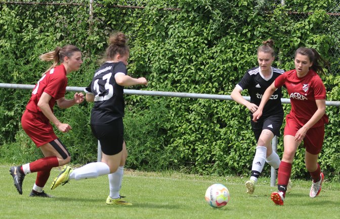 Romy Truckseß (rechts) und Jule Götz (links) verlieren mit dem SV Horrheim gegen den TSV Ottmarsheim. <span class='image-autor'>Foto: Dittrich</span>