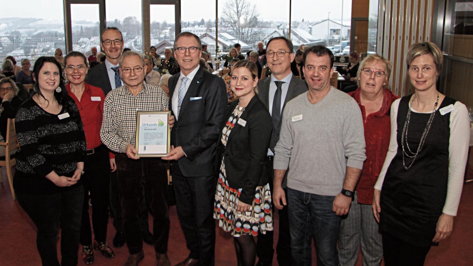 Erfolgreiche Zertifizierung: Bernhard Schneider (Fünfter von links) und Martin Suchaneck (Vierter von rechts) übergaben die Urkunde an Mitarbeiter und Helfer des Gerok-Stiftes.  Fotos: Banholzer