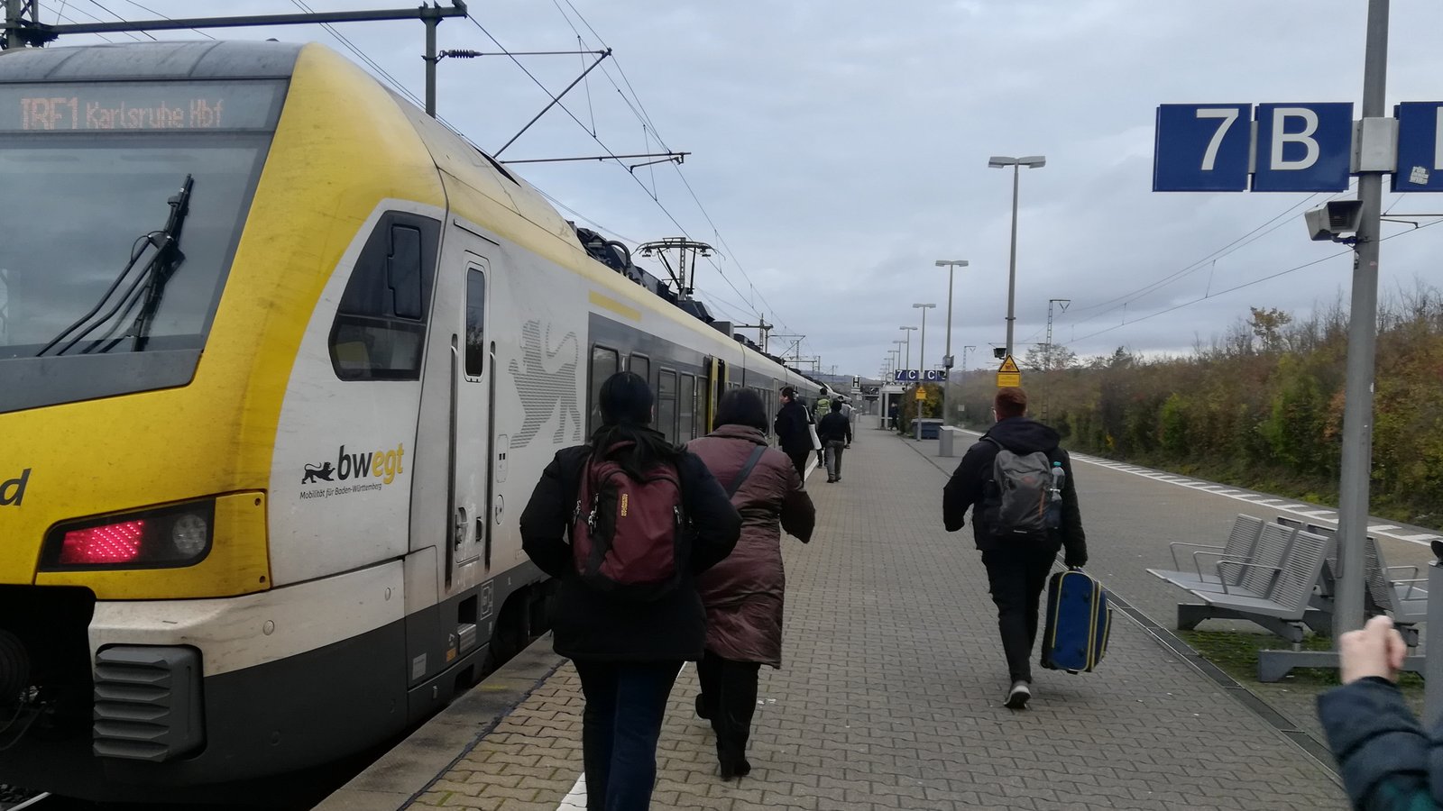 Wer oft mit der Bahn fährt, sieht hin und wieder Kritzeleien im Zuginneren. Doch wie sollte man reagieren, wenn man dort auf Nazi-Symbole, wie etwa dem Hakenkreuz, stößt? Archivfoto: Müller