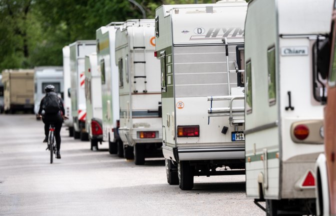 So eine Kolonne von Wohnwagen und -mobilen ist in Vaihingen zwar äußerst selten, dennoch sorgen auch hier die dauerparkenden Gefährte für Kritik. <span class='image-autor'>Foto: dpa</span>