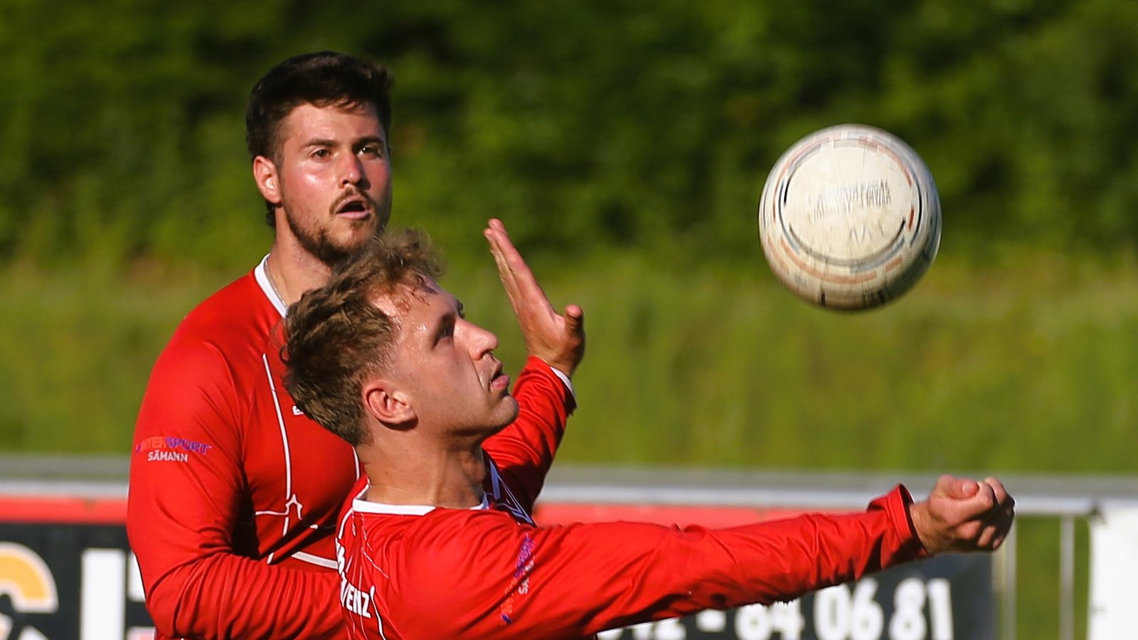 Tobias Maurer legt für Michael Knodel auf, doch unterm Strich zeigen die Vaihinger Faustballer gegen Pfungstadt zu wenig. Foto: Küppers Tobias Maurer legt für Michael Knodel auf, doch unterm Strich zeigen die Vaihinger Faustballer gegen Pfungstadt zu wenig. Foto: Küppers