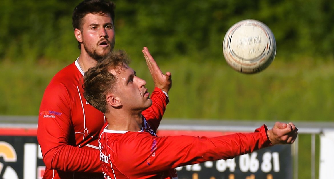 Faustball, Männer, 1. Bundesliga Süd, Feldfaustball, Feldsaison, Saison 2026, TV Vaihingen (rot) gegen TSV Pfungstadt, Tobias Maurer legt für Michael Knodel auf, Zuspiel