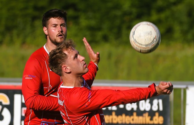 Tobias Maurer legt für Michael Knodel auf, doch unterm Strich zeigen die Vaihinger Faustballer gegen Pfungstadt zu wenig. <span class='image-autor'>Foto: Küppers</span>