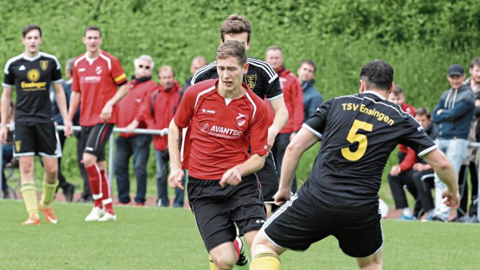 Sascha Berger (rotes Trikot) muss sich erst noch in die Rolle des Mittelstürmers beim SV Horrheim hereinfinden. Foto: Nachreiner Sascha Berger (rotes Trikot) muss sich erst noch in die Rolle des Mittelstürmers beim SV Horrheim hereinfinden. Foto: Nachreiner