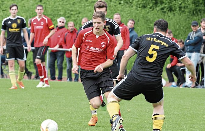 Sascha Berger (rotes Trikot) muss sich erst noch in die Rolle des Mittelstürmers beim SV Horrheim hereinfinden. Foto: Nachreiner