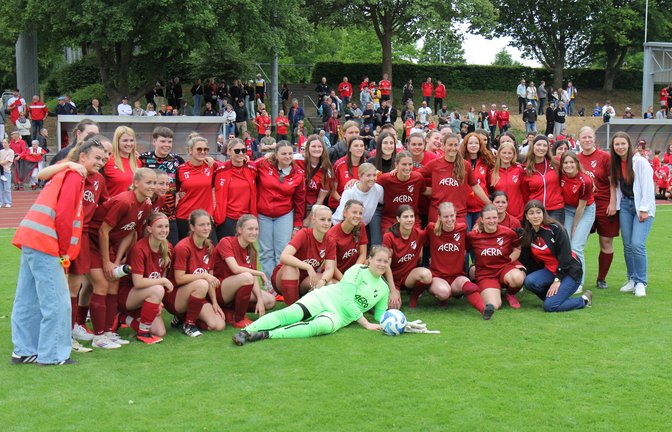 Zumindest ein wenig können die Fußballerinnen nach dem Abpfiff des Pokalfinals wieder lachen. <span class='image-autor'>Foto: Dittrich</span>