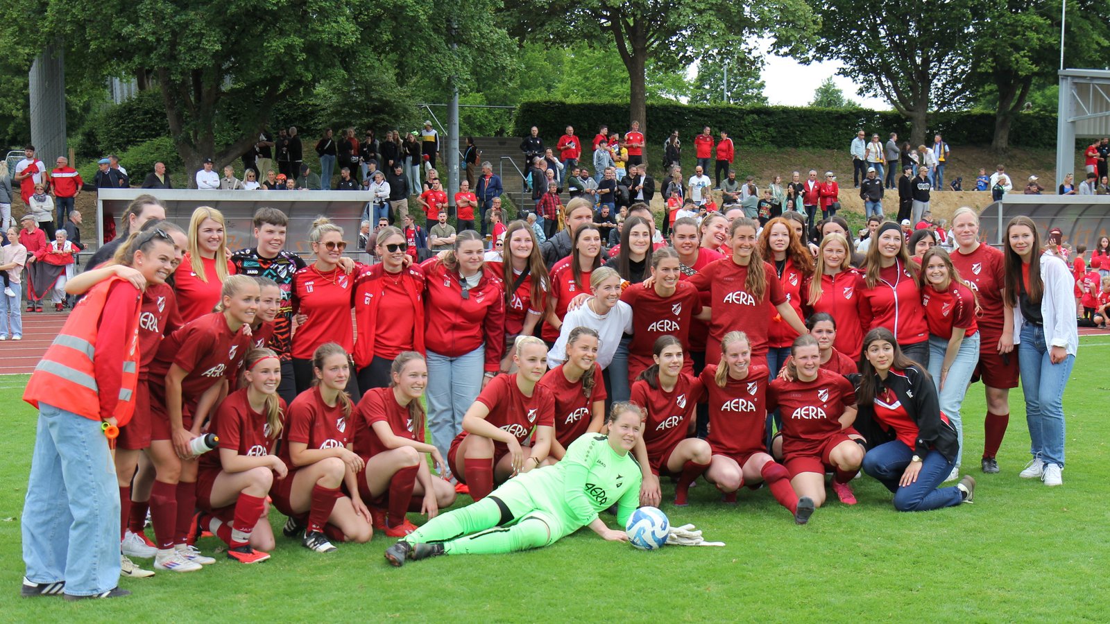 Zumindest ein wenig können die Fußballerinnen nach dem Abpfiff des Pokalfinals wieder lachen. Foto: Dittrich Zumindest ein wenig können die Fußballerinnen nach dem Abpfiff des Pokalfinals wieder lachen. Foto: Dittrich