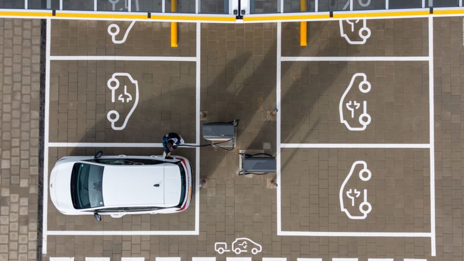 Elektroautos werden immer beliebter. Allerdings dominiert China den Markt bei der Herstellung der Batterien. Diese Abhängigkeit ist der EU ein Dorn im Auge.Sebastian Kahnert/dpa-tmn/dpa Elektroautos werden immer beliebter. Allerdings dominiert China den Markt bei der Herstellung der Batterien. Diese Abhängigkeit ist der EU ein Dorn im Auge.Sebastian Kahnert/dpa-tmn/dpa