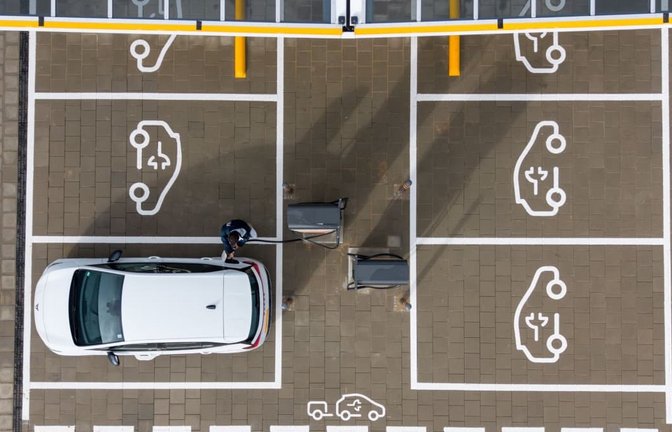 Elektroautos werden immer beliebter. Allerdings dominiert China den Markt bei der Herstellung der Batterien. Diese Abhängigkeit ist der EU ein Dorn im Auge.<span class='image-autor'>Sebastian Kahnert/dpa-tmn/dpa</span>