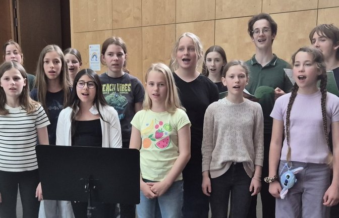 Die Schülerinnen und Schüler proben bereits eifrig für ihren Auftritt.  <span class='image-autor'>Foto: p</span>