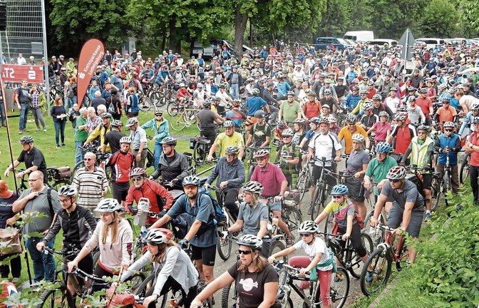 Dichtes Gedränge beim Startplatz der Tour in Enzweihingen. Fotos: Arning,Bögel, Rücker