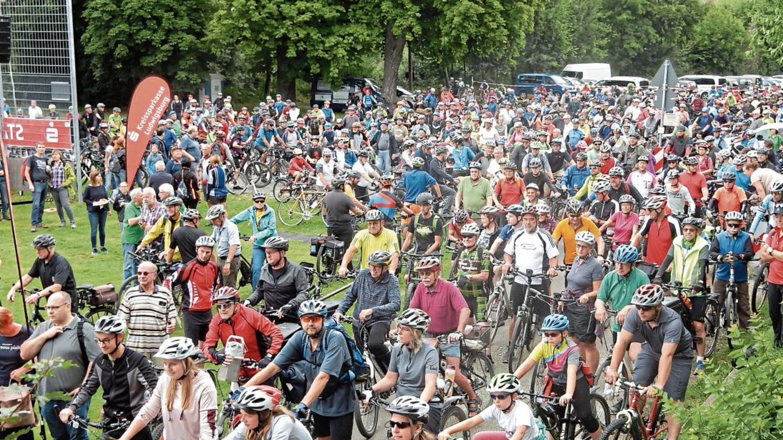 Dichtes Gedränge beim Startplatz der Tour in Enzweihingen. Fotos: Arning,Bögel, Rücker