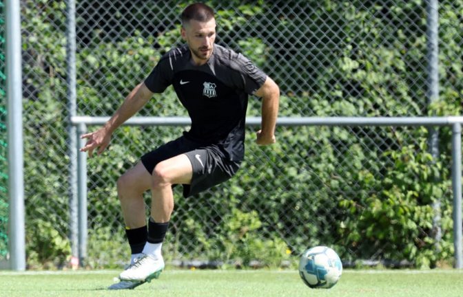 Ein Mann, ein Ball und vermutlich kurz danach ein Tor: Nikola Lakovic war beim OFK Beograd ein Musterbeispiel an Beständigkeit. Er absolvierte in der vergangenen Runde alle 30 Saisonspiele und blieb nur in zweien davon ohne Torerfolg.<span class='image-autor'>Pressefoto Rudel/Robin Rudel</span>
