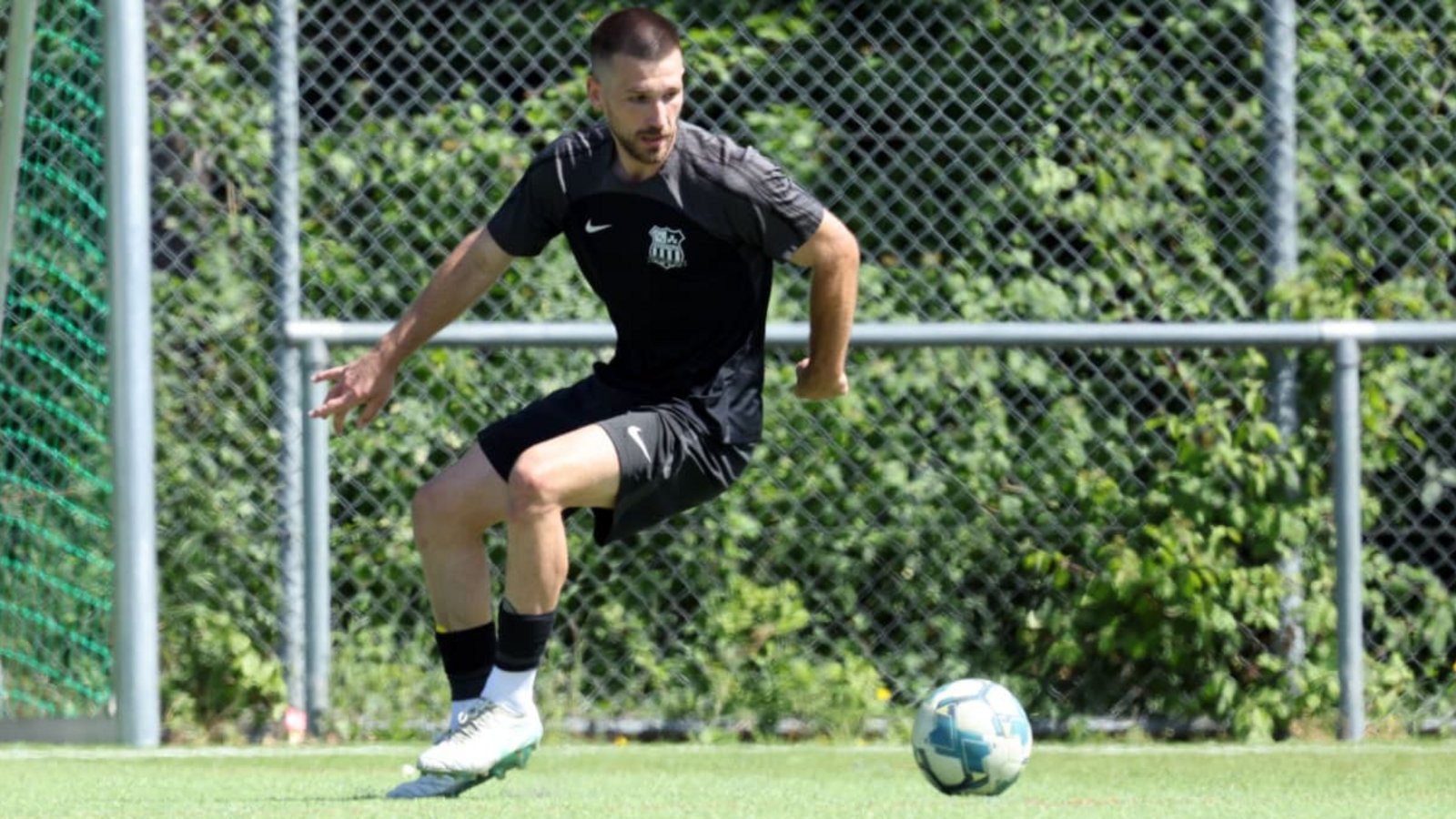 Ein Mann, ein Ball und vermutlich kurz danach ein Tor: Nikola Lakovic war beim OFK Beograd ein Musterbeispiel an Beständigkeit. Er absolvierte in der vergangenen Runde alle 30 Saisonspiele und blieb nur in zweien davon ohne Torerfolg.Pressefoto Rudel/Robin Rudel Ein Mann, ein Ball und vermutlich kurz danach ein Tor: Nikola Lakovic war beim OFK Beograd ein Musterbeispiel an Beständigkeit. Er absolvierte in der vergangenen Runde alle 30 Saisonspiele und blieb nur in zweien davon ohne Torerfolg.Pressefoto Rudel/Robin Rudel