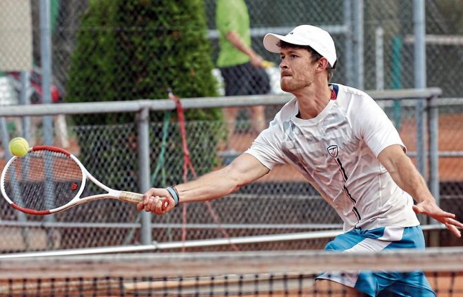 Lukas Pilz, der Mannschaftsführer der SPG TV/TSC Vaihingen II, hat seinem Gegner Steffen Kriso beim 7:2-Sieg der SPG-Reserve bei den TF Lienzingen keine Chance.  Foto: Küppers