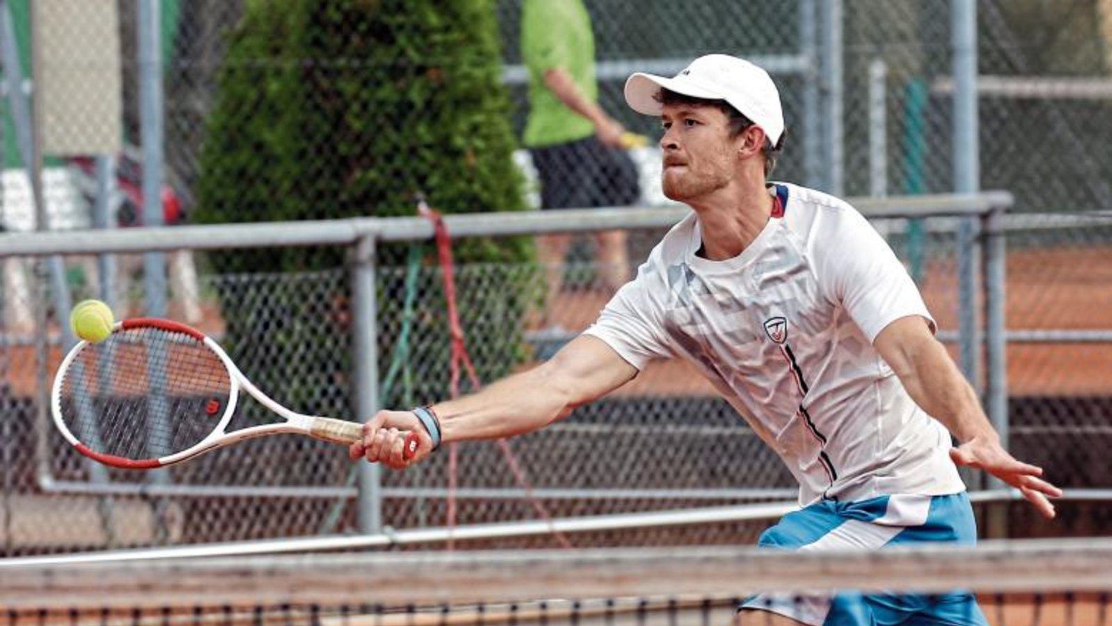 Lukas Pilz, der Mannschaftsführer der SPG TV/TSC Vaihingen II, hat seinem Gegner Steffen Kriso beim 7:2-Sieg der SPG-Reserve bei den TF Lienzingen keine Chance.  Foto: Küppers