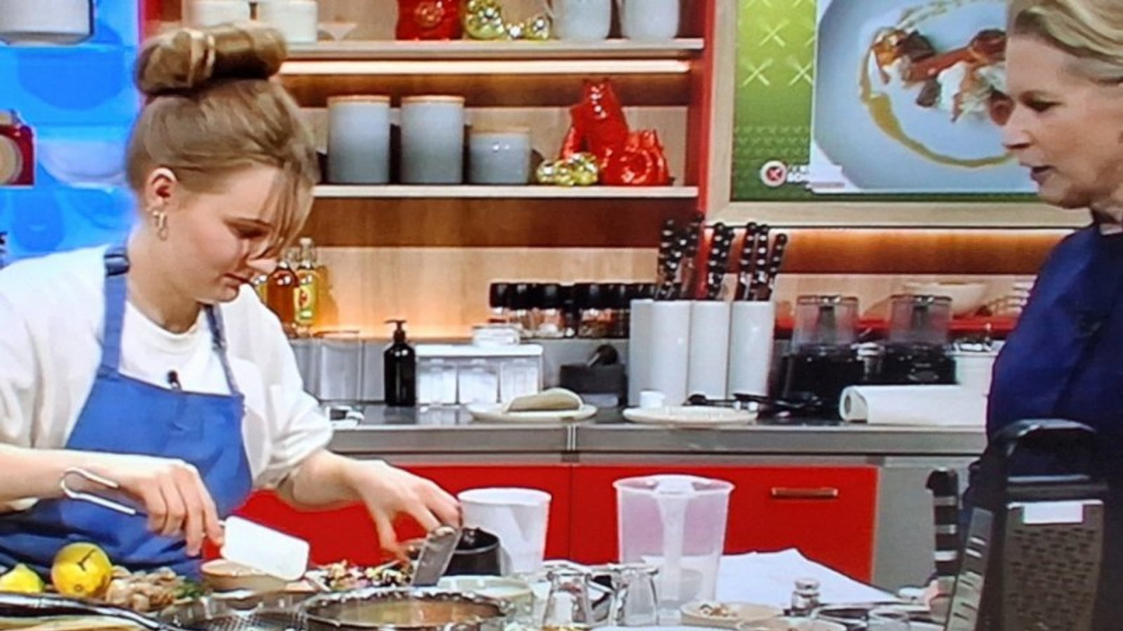 Klasse Leistung: Lisa Marie Burger aus Illingen (links) kocht sich bis ins Halbfinale der ZDF-Sendung „Die Küchenschlacht“. Screenshot: Kauer Klasse Leistung: Lisa Marie Burger aus Illingen (links) kocht sich bis ins Halbfinale der ZDF-Sendung „Die Küchenschlacht“. Screenshot: Kauer