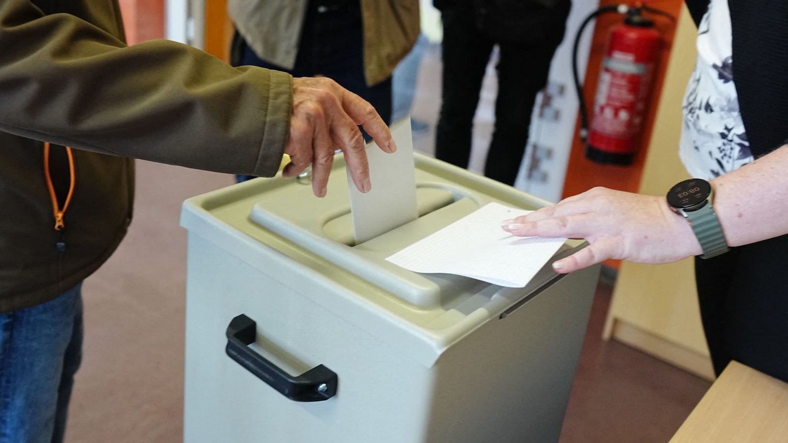 Ein Wähler wirft seinen gefalteten Stimmzettel in die Wahlurne in einem Wahllokal. Am Sonntag wird in Sachsen-Anhalt ein neuer Landtag gewählt. (zu dpa: «Sachsen-Anhalt-Wahl: Mehr als jeder Zweite hat abgestimmt»)Kay Nietfeld/dpa Ein Wähler wirft seinen gefalteten Stimmzettel in die Wahlurne in einem Wahllokal. Am Sonntag wird in Sachsen-Anhalt ein neuer Landtag gewählt. (zu dpa: «Sachsen-Anhalt-Wahl: Mehr als jeder Zweite hat abgestimmt»)Kay Nietfeld/dpa