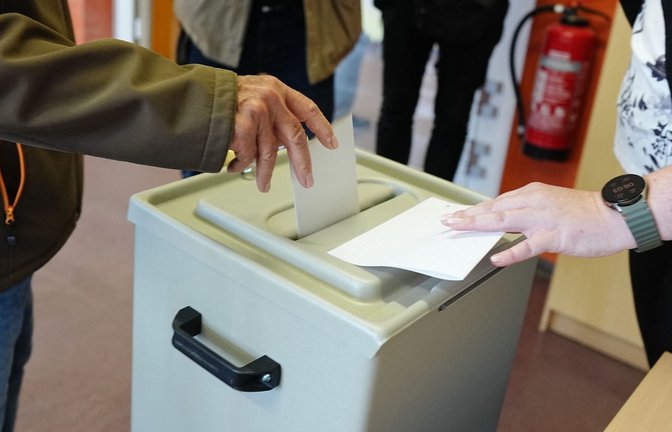 Ein Wähler wirft seinen gefalteten Stimmzettel in die Wahlurne in einem Wahllokal. Am Sonntag wird in Sachsen-Anhalt ein neuer Landtag gewählt. (zu dpa: «Sachsen-Anhalt-Wahl: Mehr als jeder Zweite hat abgestimmt»)<span class='image-autor'>Kay Nietfeld/dpa</span>