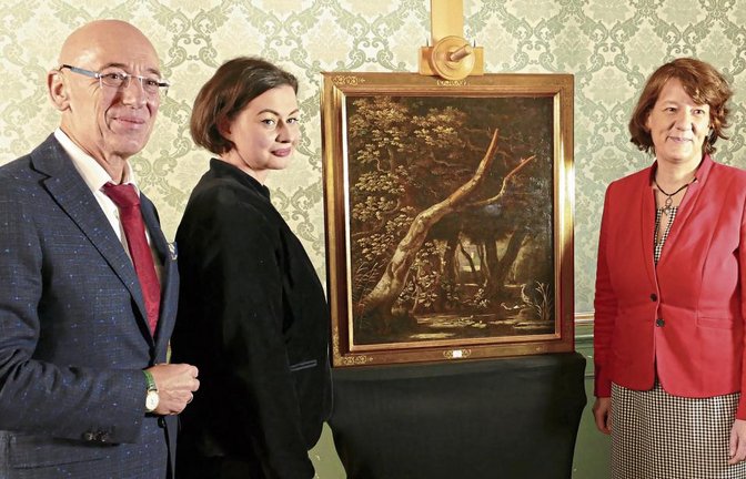 Freuen sich über das neue Gemälde (von links): Michael Hörrmann, Geschäftsführer der Staatlichen Schlösser und Gärten Baden-Württemberg, Dr. Patricia Peschel, Konservatorin für Schloss Ludwigsburg, Staatliche Schlösser und Gärten, sowie Finanzstaatssekretärin Gisela Splett. Foto: SSG