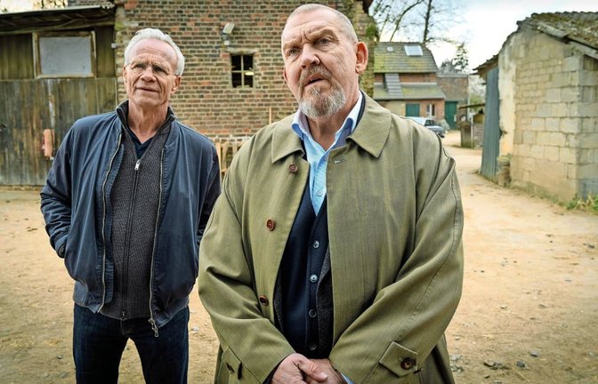 Gibt es in der Familie des Mordopfers Linus Markis ein dunkles Geheimnis? Die Kommissare Max Ballauf (Klaus J. Behrendt, l) und Freddy Schenk (Dietmar Bär, r) befragen seine Cousine Birgit Heitkamp.<span class='image-autor'>WDR/BAVARIA FICTION/Thomas Kost</span>