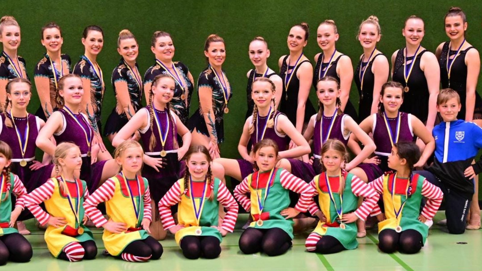 Der TV Sersheim war mit vier Gruppen beim Neckar-Enz-Cup am Start: (hinten von links) das Team Goldies mit Isabel Kistermann, Anna-Lina Wirth, Jasmin Müller, Sabrina Götz, Meike Abel, Rebecca Grimml und Jasmin Geske sowie das Team Gymmotion mit Jasmin Tenzer, Lisa Schreiter, Paula Kolb, Sarah Scheffel, Mailin Widmann, Anja Rau und Anna Lindauer sowie (mittlere Reihe von links) das Team Gym-Girls mit Lauren Chapman, Linda Mauch, Friederike Horn, Katharina Götz, Pia Budimir, Emily Kopp und Julian Deutsch (Helfer beim Team Pippi) sowie (vorne von links) das Team Pippi mit Mayla Hinz, Mina Deutsch, Lena Skyptschik, Lena Weber, Malia Retter, Kim Gabriel und Nirina Schofer Foto: privat