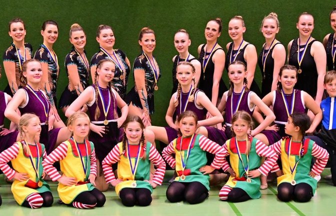 Der TV Sersheim war mit vier Gruppen beim Neckar-Enz-Cup am Start: (hinten von links) das Team Goldies mit Isabel Kistermann, Anna-Lina Wirth, Jasmin Müller, Sabrina Götz, Meike Abel, Rebecca Grimml und Jasmin Geske sowie das Team Gymmotion mit Jasmin Tenzer, Lisa Schreiter, Paula Kolb, Sarah Scheffel, Mailin Widmann, Anja Rau und Anna Lindauer sowie (mittlere Reihe von links) das Team Gym-Girls mit Lauren Chapman, Linda Mauch, Friederike Horn, Katharina Götz, Pia Budimir, Emily Kopp und Julian Deutsch (Helfer beim Team Pippi) sowie (vorne von links) das Team Pippi mit Mayla Hinz, Mina Deutsch, Lena Skyptschik, Lena Weber, Malia Retter, Kim Gabriel und Nirina Schofer <span class='image-autor'>Foto: privat</span>