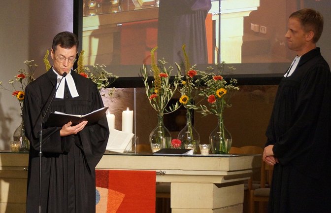 Dekan Johannes Zimmermann (links) verpflichtet den neuen Pfarrer der evangelischen Kirchengemeinde Hohenhaslach, Christoph Fritz. <span class='image-autor'>Foto: p</span>