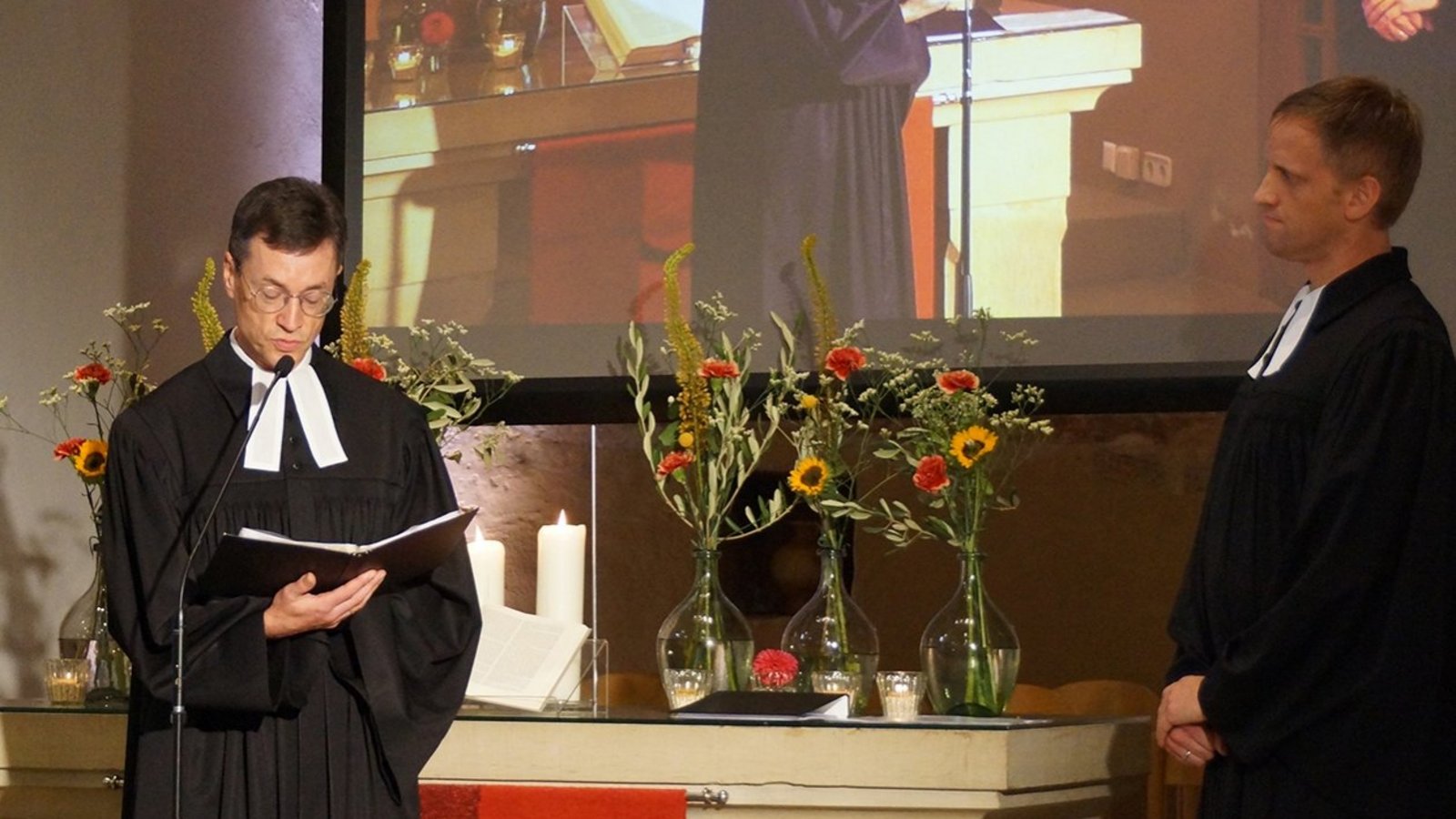 Dekan Johannes Zimmermann (links) verpflichtet den neuen Pfarrer der evangelischen Kirchengemeinde Hohenhaslach, Christoph Fritz. Foto: p