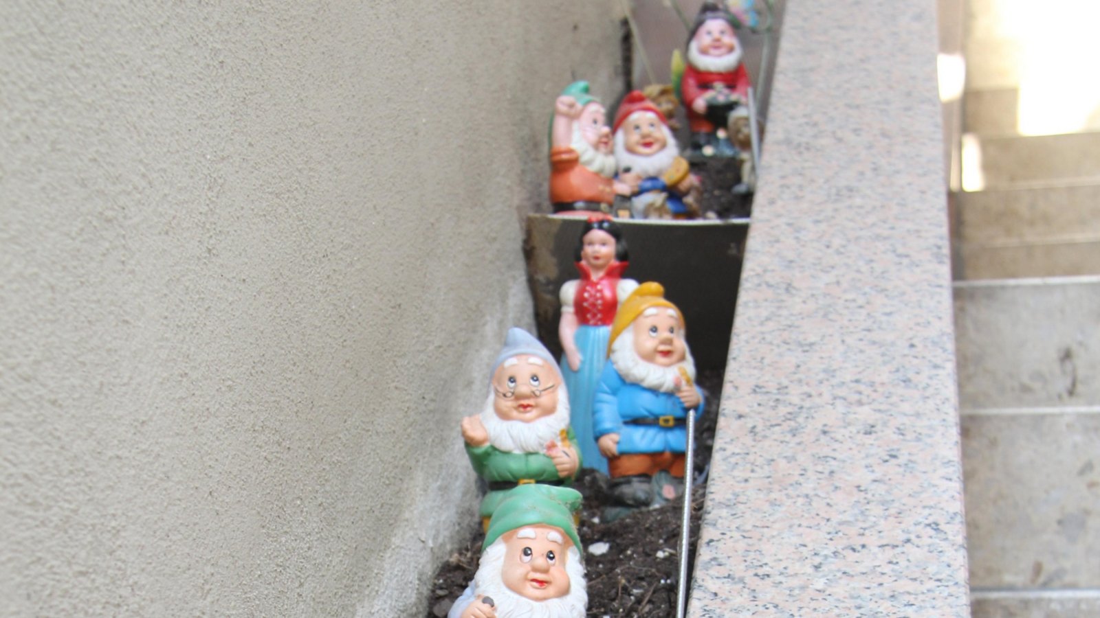 Das sogenannte Urban Gardening, also die gärtnerische Nutzung selbst kleinster Flächen, liegt in großen Städten voll im Trend. Dieses kreative Arrangement in der Vaihinger Keltergasse dürfte dann wohl ein Fall von Urban Gardenzwerging sein. Foto: Banholzer Das sogenannte Urban Gardening, also die gärtnerische Nutzung selbst kleinster Flächen, liegt in großen Städten voll im Trend. Dieses kreative Arrangement in der Vaihinger Keltergasse dürfte dann wohl ein Fall von Urban Gardenzwerging sein. Foto: Banholzer