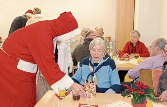 Der Weihnachtsmann kommt ins Hochdorfer Pflegeheim. Foto: p
