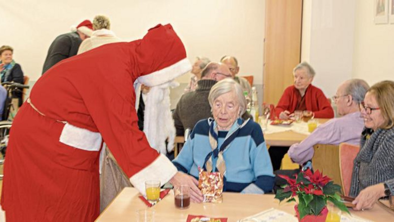 Der Weihnachtsmann kommt ins Hochdorfer Pflegeheim. Foto: p