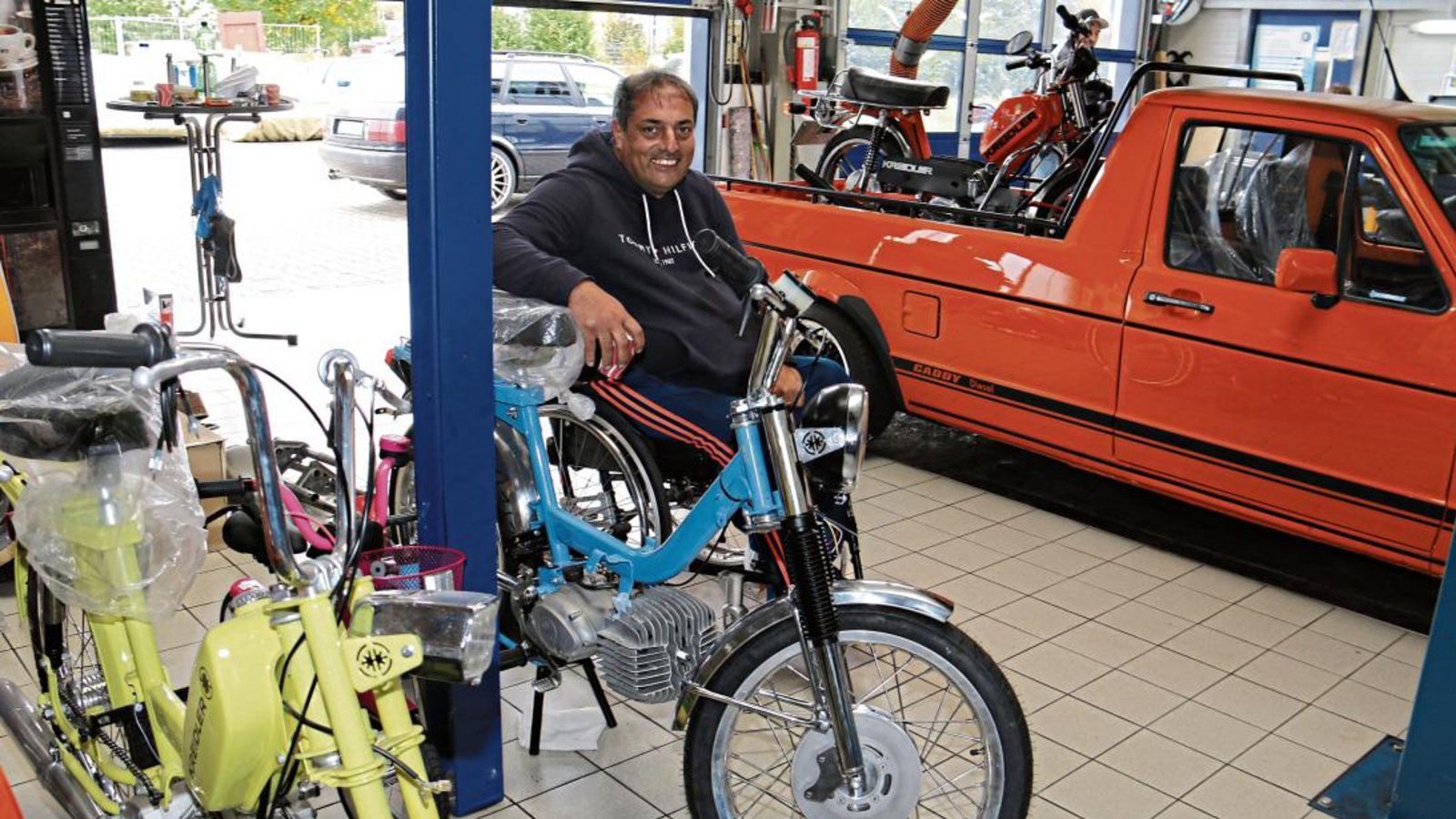 Erdal Alcam in seiner Werkstatt, im Hintergrund der Caddy, der bald behindertengerecht umgebaut und fertig für Fahrten zu Oldtimer-Treffen ist. Erdal Alcam in seiner Werkstatt, im Hintergrund der Caddy, der bald behindertengerecht umgebaut und fertig für Fahrten zu Oldtimer-Treffen ist.