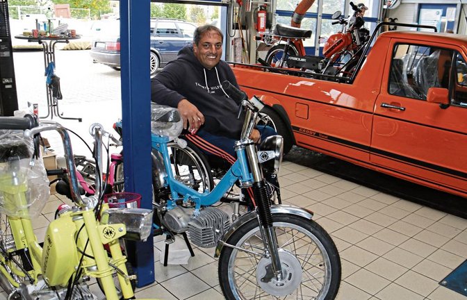 Erdal Alcam in seiner Werkstatt, im Hintergrund der Caddy, der bald behindertengerecht umgebaut und fertig für Fahrten zu Oldtimer-Treffen ist.