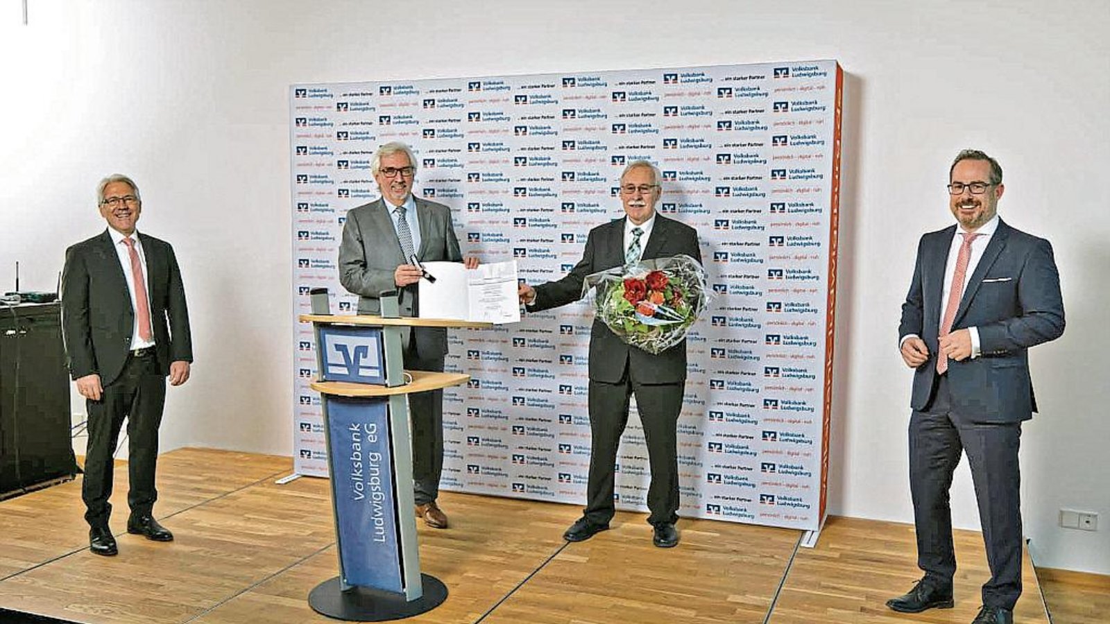 Aufsichtsratsvorsitzender Michael Kerker sowie die Vorstände Thomas Palus (rechts) und Joachim Sandner (links) verabschieden Wilfried Hörmann (Zweiter von rechts) nach dem Ausscheiden aus dem Aufsichtsrat. Foto: p Aufsichtsratsvorsitzender Michael Kerker sowie die Vorstände Thomas Palus (rechts) und Joachim Sandner (links) verabschieden Wilfried Hörmann (Zweiter von rechts) nach dem Ausscheiden aus dem Aufsichtsrat. Foto: p