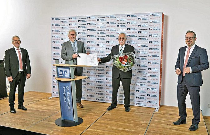 Aufsichtsratsvorsitzender Michael Kerker sowie die Vorstände Thomas Palus (rechts) und Joachim Sandner (links) verabschieden Wilfried Hörmann (Zweiter von rechts) nach dem Ausscheiden aus dem Aufsichtsrat.  Foto: p