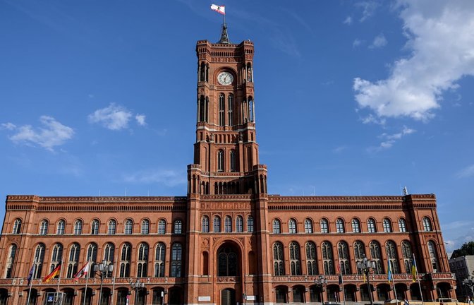 Das Rotes Rathaus – der Amtssitz des Regierenden Bürgermeisters von Berlin und der Senatskanzlei. (zu dpa: «Verständigung in Berlin: Parteien sondieren weiter»)<span class='image-autor'>Britta Pedersen/dpa</span>