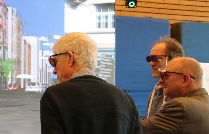 Sersheims Bürgermeister Jürgen Scholz (Mitte) lässt sich von Uwe Wössner vom HLRS virtuell durch Stuttgart führen.  <span class='image-autor'>Foto: Müller</span>
