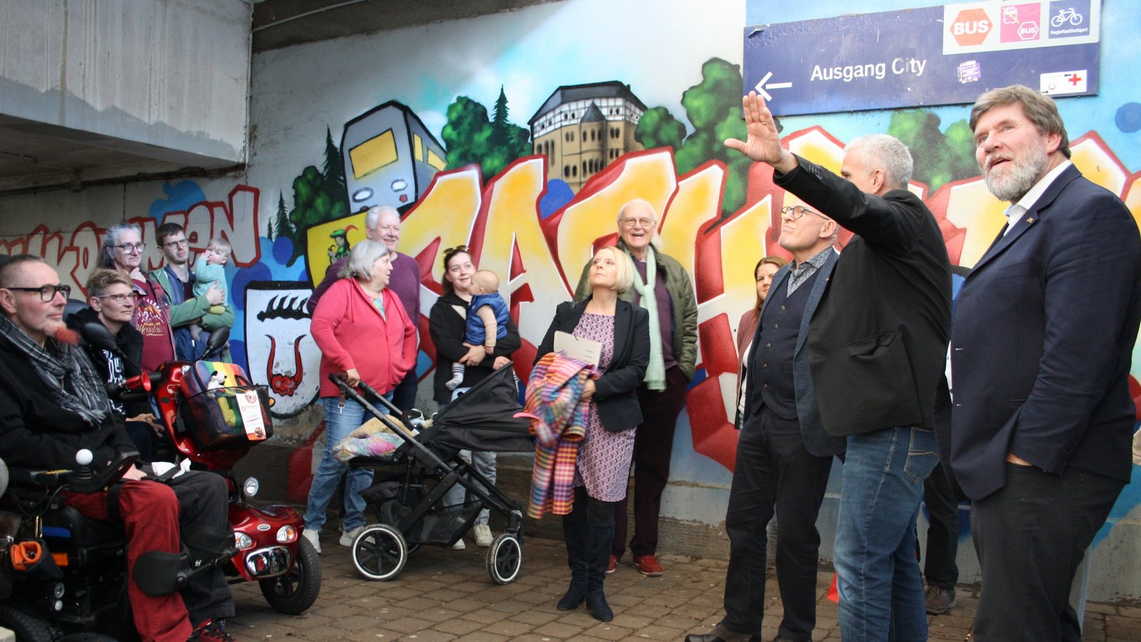 Kein Aufzug, keine Rampe: Holger Albrich (2. v. r.) erklärt Winfried Hermann (3. v. r.) die Situation am Sachsenheimer Bahnhof. Foto: Mross