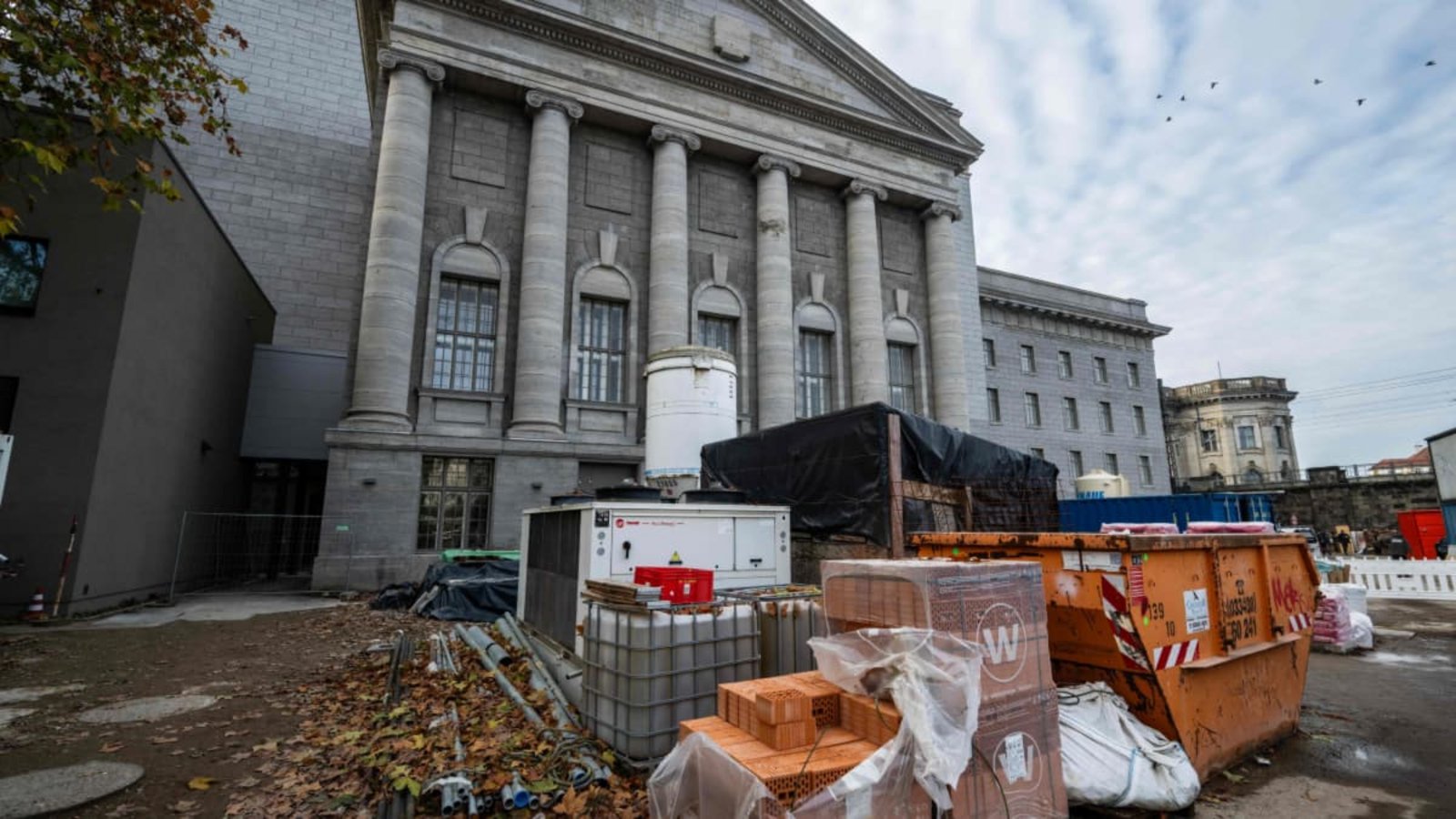 Baumaterial vor der Nordfassade des Pergamon-Museums auf der Museumsinsel. Der Monumentalbau wird erst 2037 wieder vollständig zu besichtigen sein.JOHN MACDOUGALL/AFP Baumaterial vor der Nordfassade des Pergamon-Museums auf der Museumsinsel. Der Monumentalbau wird erst 2037 wieder vollständig zu besichtigen sein.JOHN MACDOUGALL/AFP