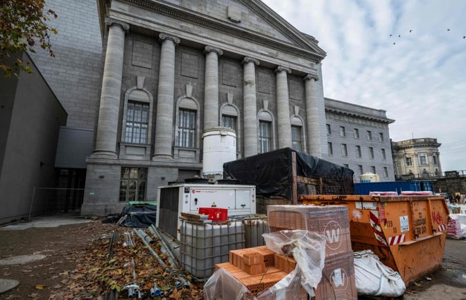 Baumaterial vor der Nordfassade des Pergamon-Museums auf der Museumsinsel. Der Monumentalbau wird erst 2037 wieder vollständig zu besichtigen sein.<span class='image-autor'>JOHN MACDOUGALL/AFP</span>