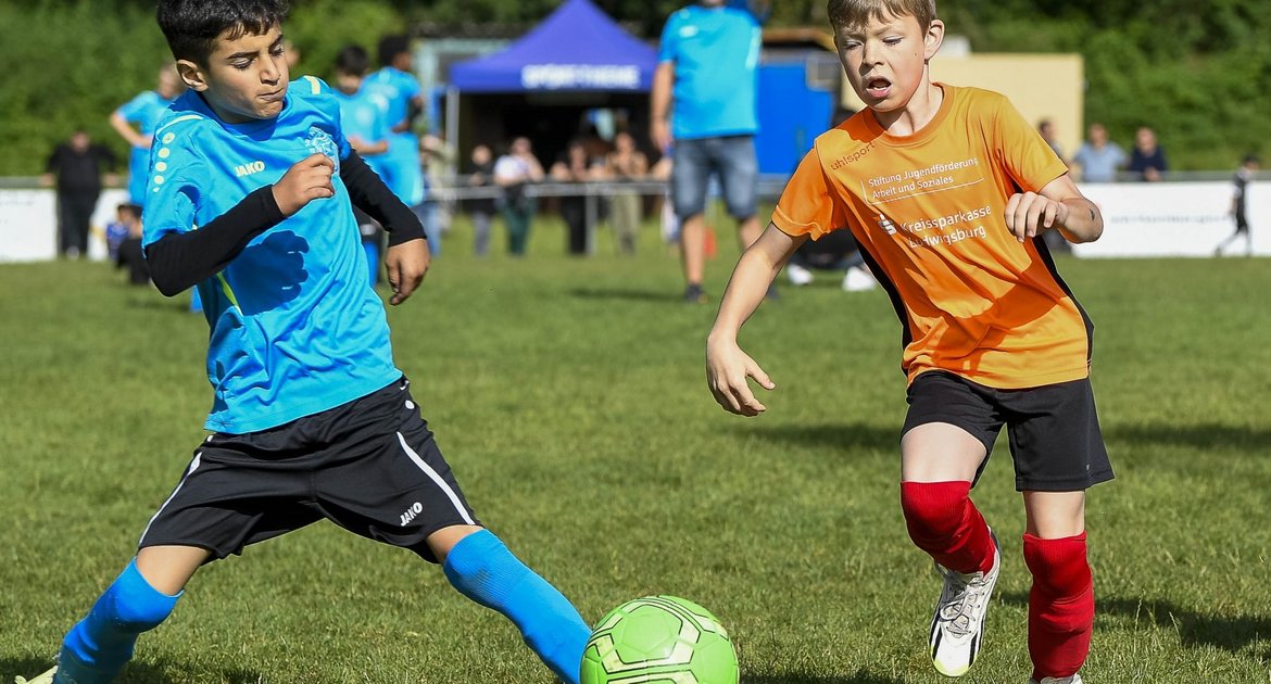 SG Vaihingen Süd (blauer Dress) vs. SGM Riexingen, 07.07.2024,  Fußball, männliche Jugend, F-Jugend, Enz-Murr, Jugendturnier Vaihingen, 