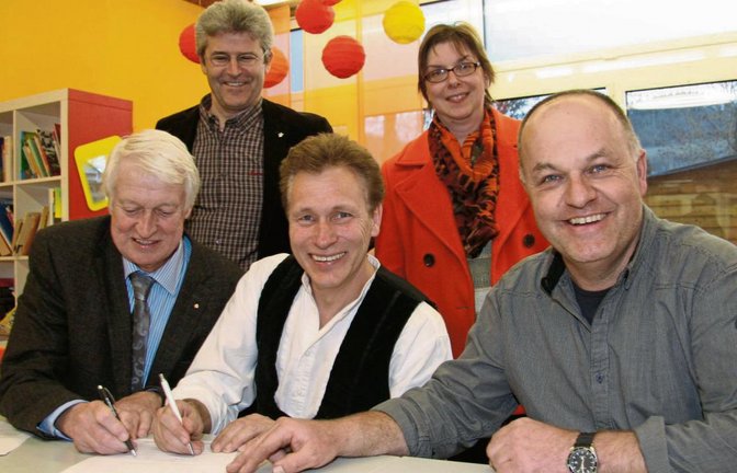 Konrektor Rainer Graef und Angelika Szeibert vom Förderverein (hintere Reihe) freuen sich, dass Rektor Eginhard Fernow, Peter Heidler und Klaus Weiberle die Partnerschaft unterzeichnen. Foto: Rostek