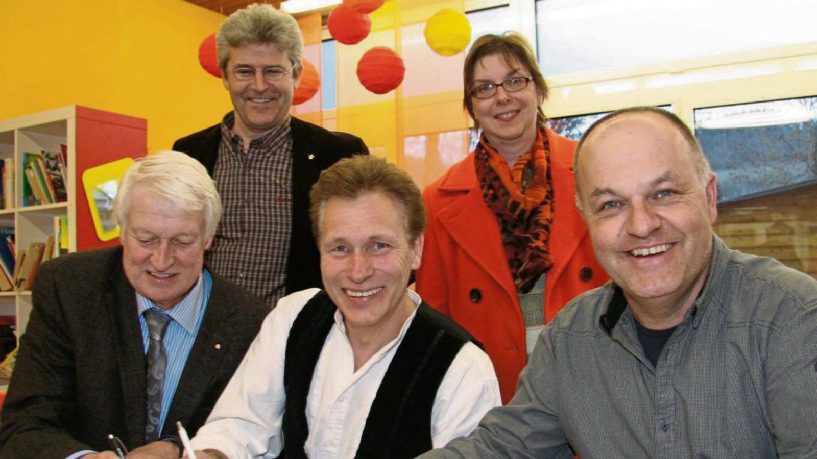 Konrektor Rainer Graef und Angelika Szeibert vom Förderverein (hintere Reihe) freuen sich, dass Rektor Eginhard Fernow, Peter Heidler und Klaus Weiberle die Partnerschaft unterzeichnen. Foto: Rostek Konrektor Rainer Graef und Angelika Szeibert vom Förderverein (hintere Reihe) freuen sich, dass Rektor Eginhard Fernow, Peter Heidler und Klaus Weiberle die Partnerschaft unterzeichnen. Foto: Rostek
