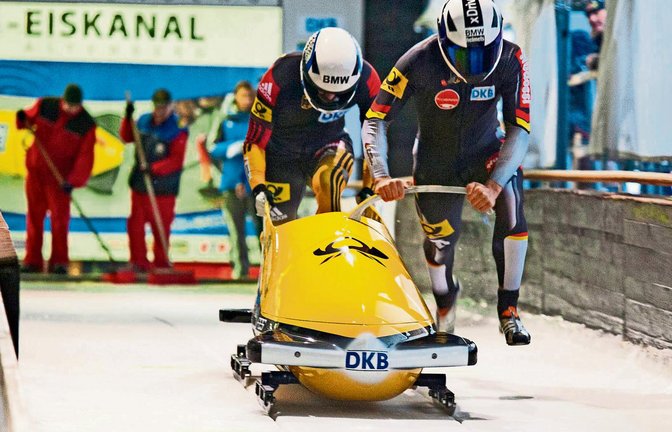 Volle Kraft voraus: Pilot Johannes Lochner vom BC Stuttgart Solitude (vorne) gibt beim Start im Zweierbob alles.  Fotos: Trapp