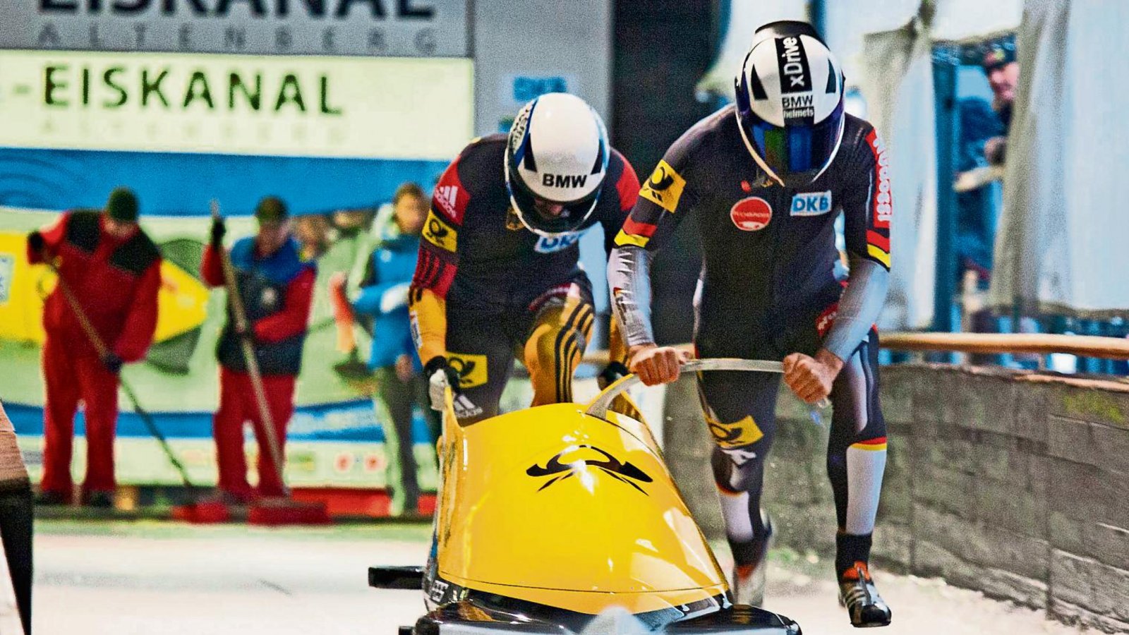 Volle Kraft voraus: Pilot Johannes Lochner vom BC Stuttgart Solitude (vorne) gibt beim Start im Zweierbob alles.  Fotos: Trapp