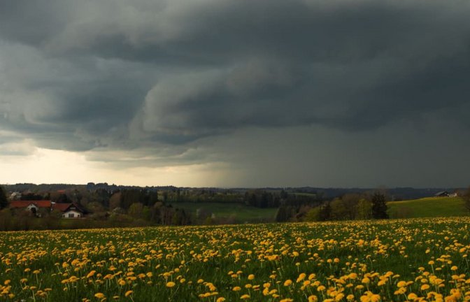 Unwetterwarnung für Pforzheim: Der DWD warnt vor starken Gewittern, Starkregen, Hagel und Sturmböen bis 90 km/h. Zudem gilt extreme Hitze.<span class='image-autor'>Alexander Wolf/onw-images/dpa</span>