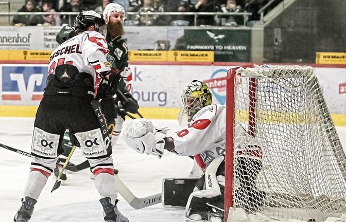 Bietigheims Shawn Weller (hinten) lässt Tölz’ Schlussmann Andreas Mechel keine Chance und trifft zum zwischenzeitlichen 4:1. Tom Horschel (links) kann nur zusehen. Foto: Simecek