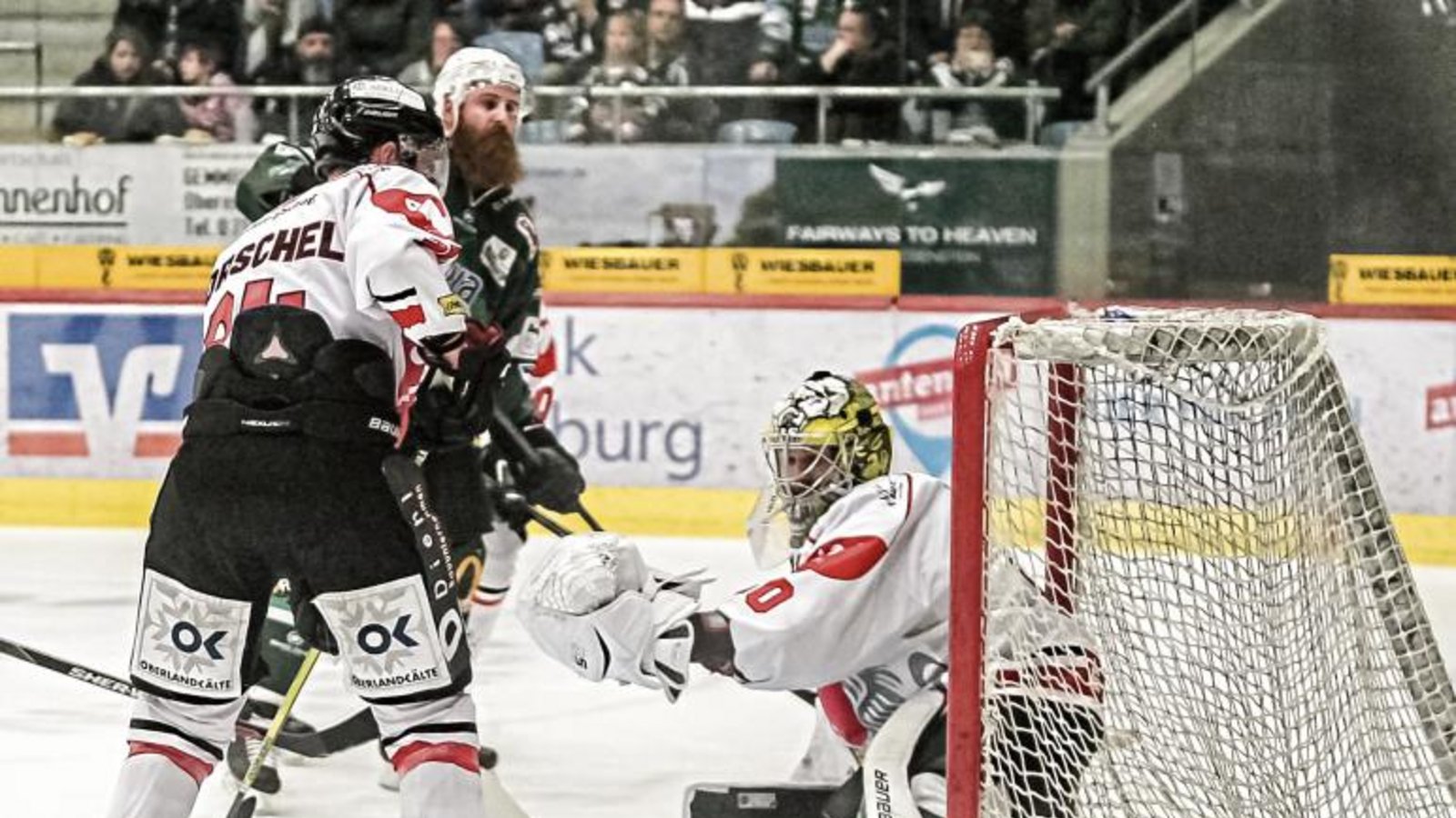 Bietigheims Shawn Weller (hinten) lässt Tölz’ Schlussmann Andreas Mechel keine Chance und trifft zum zwischenzeitlichen 4:1. Tom Horschel (links) kann nur zusehen. Foto: Simecek Bietigheims Shawn Weller (hinten) lässt Tölz’ Schlussmann Andreas Mechel keine Chance und trifft zum zwischenzeitlichen 4:1. Tom Horschel (links) kann nur zusehen. Foto: Simecek